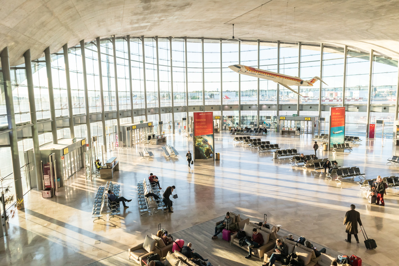 El Aeropuerto VLC funciona es base de operaciones para Iberia Regional (Air Nostrum) y Ryanair.